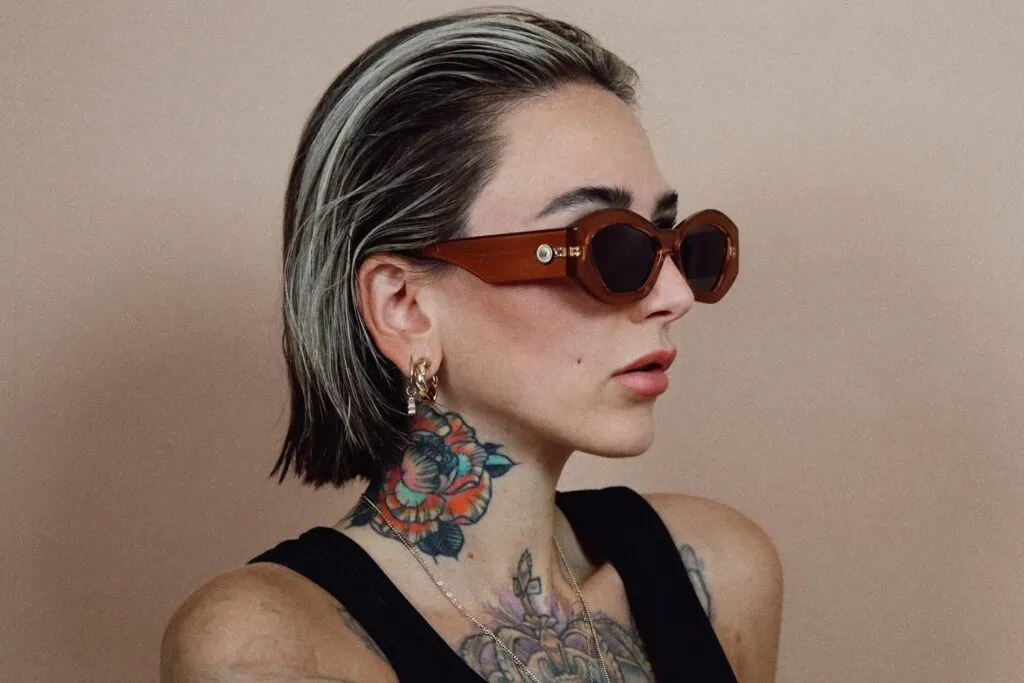 Edgy Slicked-Back Bob with Face-Framing Contrast