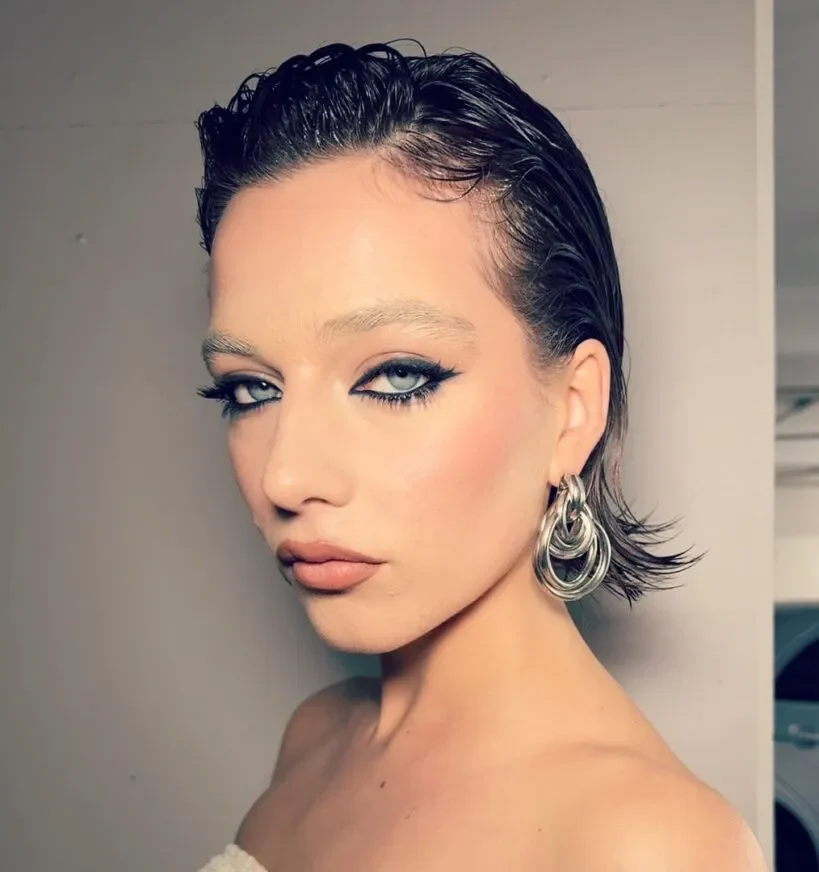 Glossy Slicked-Back Wet Look with Flared Ends