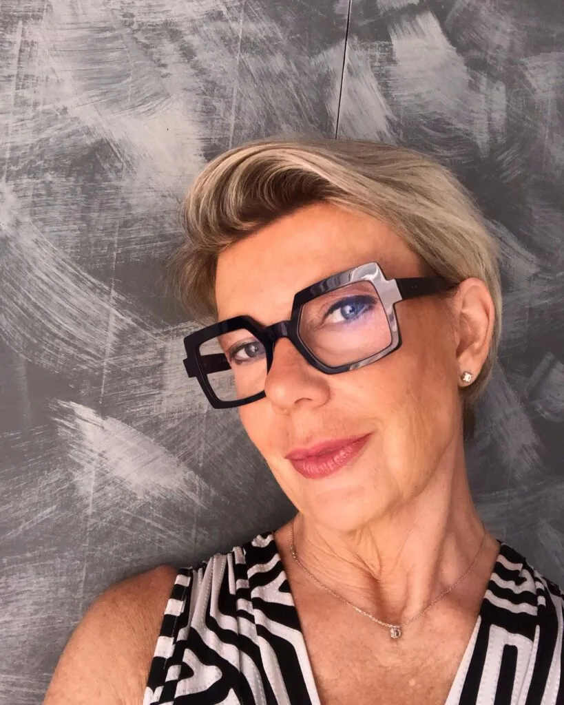 Sleek Short Cut with Voluminous Side Sweep